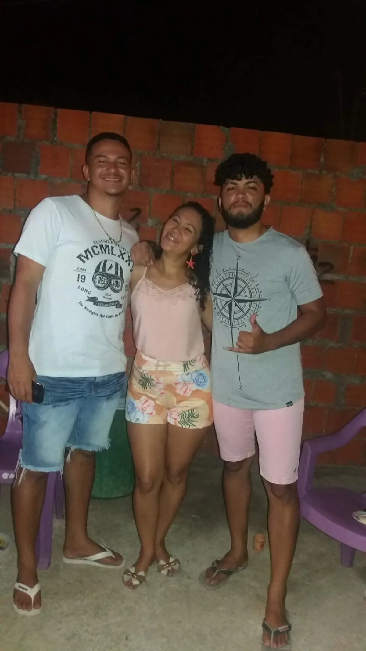 Guthierre (à esquerda), mãe e Júnior dos Gera (à esquerda). Família está abalada com a morte do influenciador