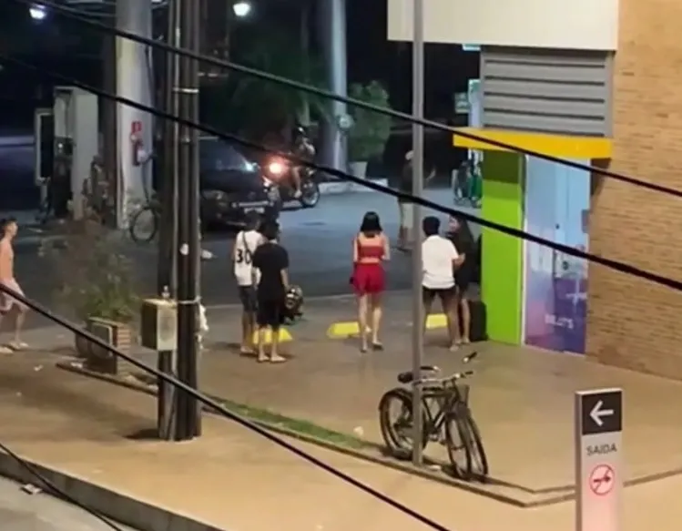 O influencer e grupo de amigos form surpreendidos após policial chegar agressivo em posto