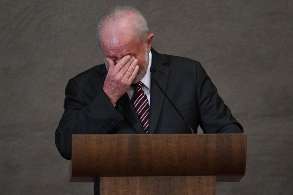 Lula chorando em discurso de diplomação