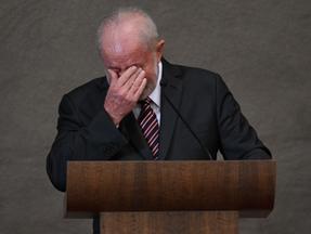 Lula chorando em discurso de diplomação