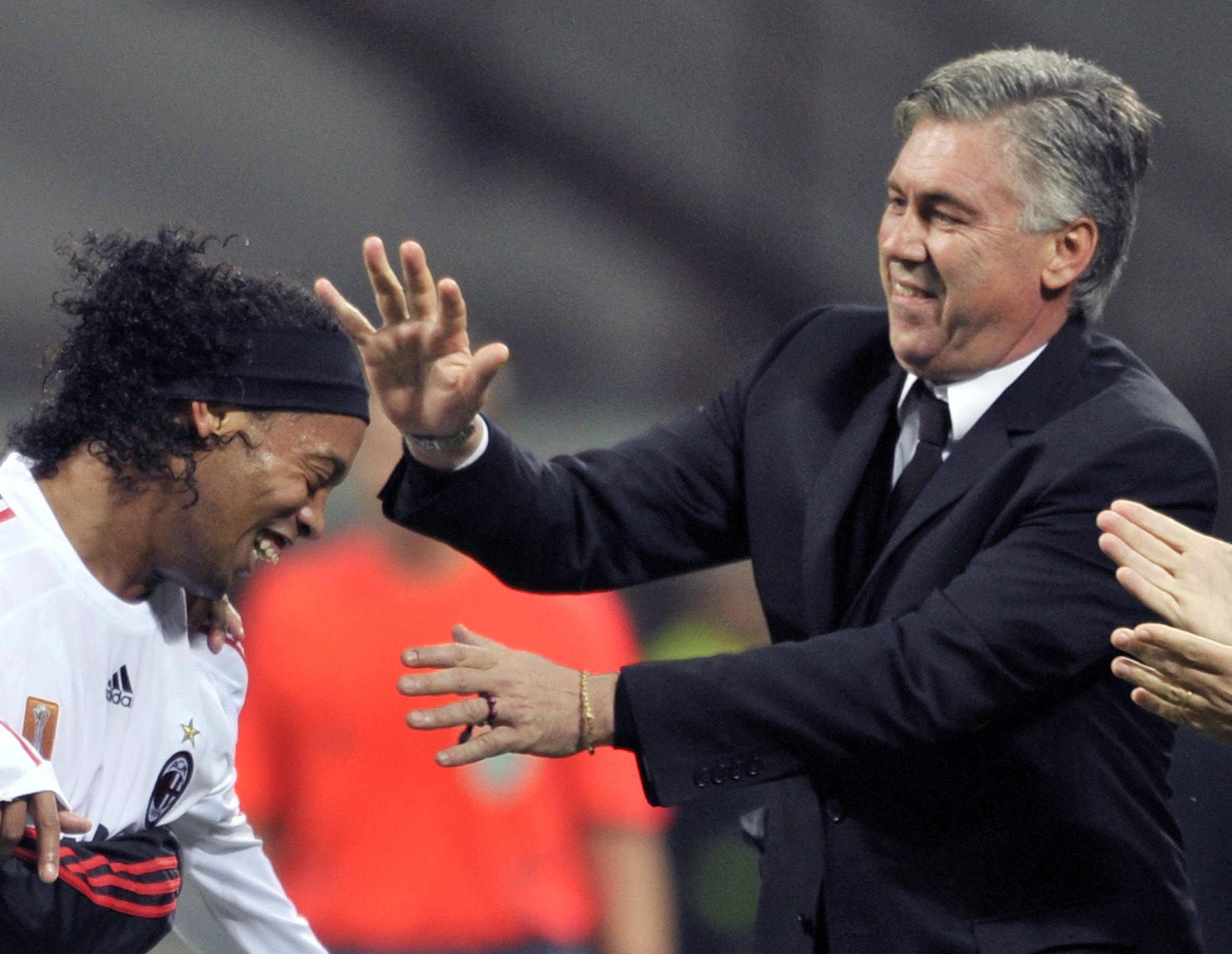 Foto de Ronaldinho e Carlo Ancelotti