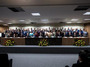 Foto com parlamentares, senador e governador e vice-governadora eleitos