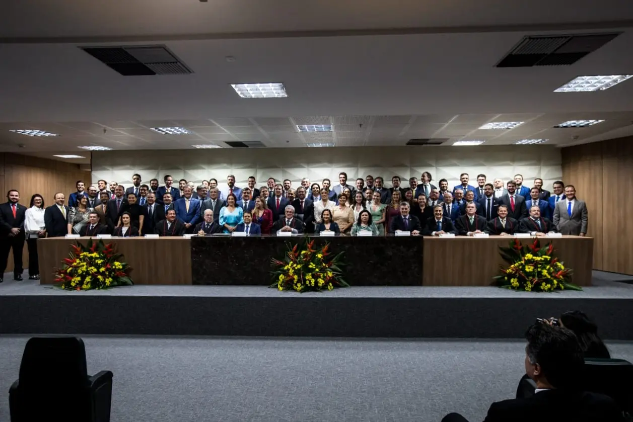 Foto com parlamentares, senador e governador e vice-governadora eleitos
