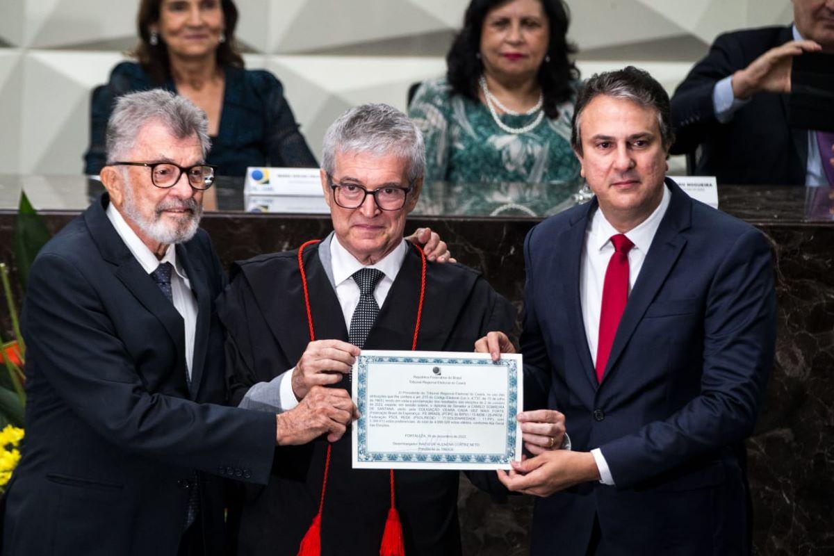 Camilo recebendo diploma de senador eleito