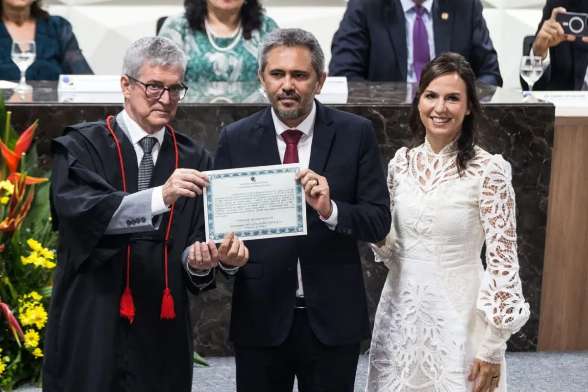 Elmano recebendo diploma de governador eleito