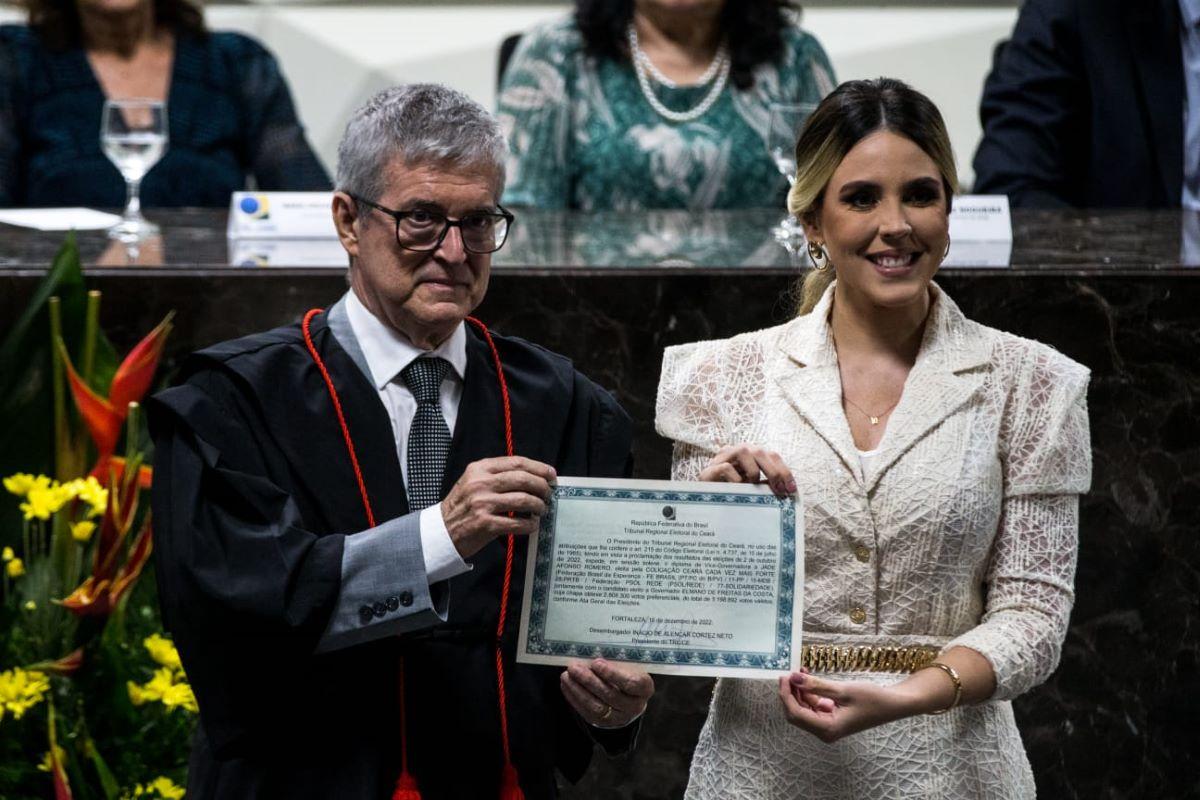 Jade Romero recebendo diploma de vice-governadora eleita