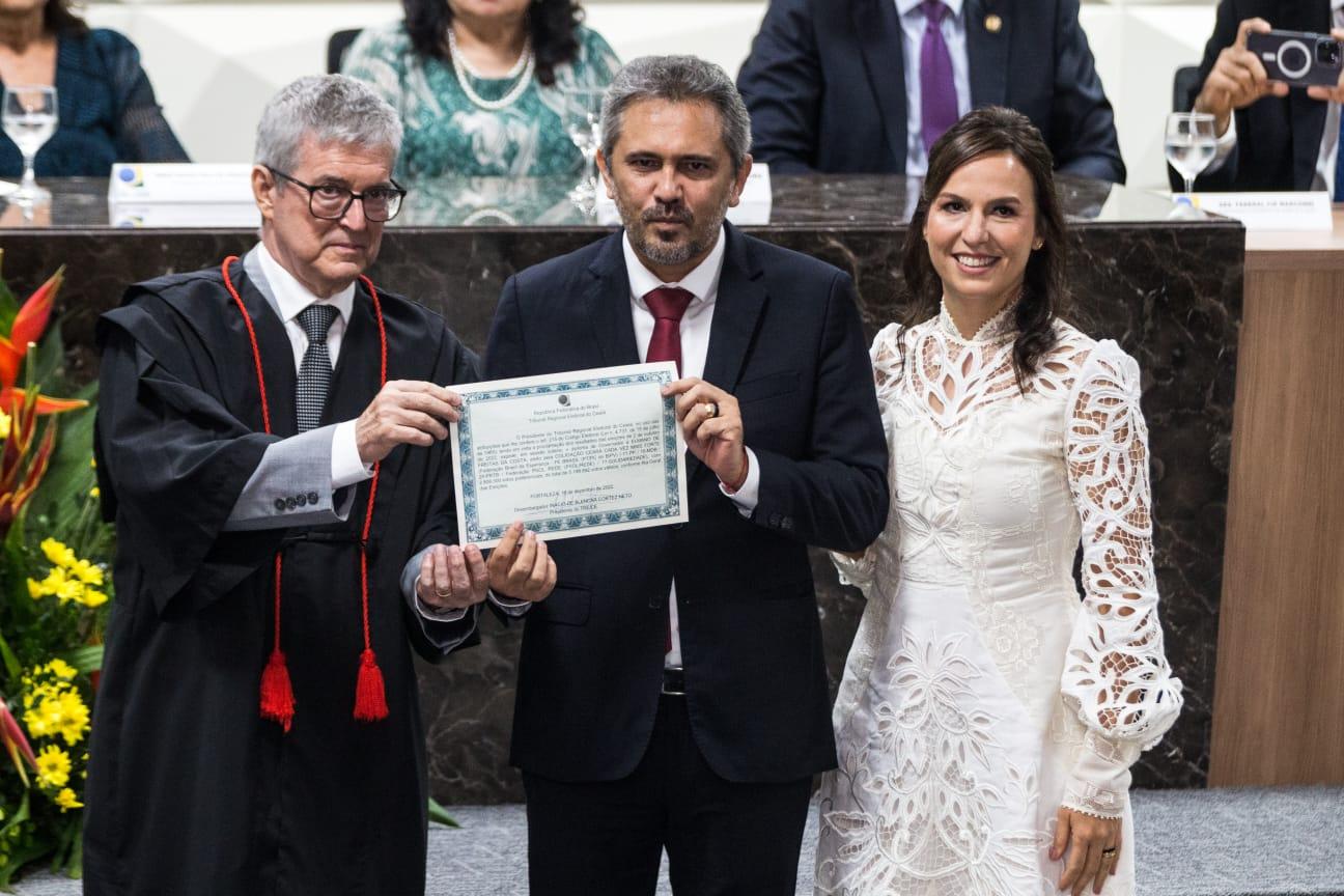 Elmano de Freitas ao lado do presidente do TRE-CE, Inácio Cortez, e da futura primeira-dama do Estado, Lia Freitas