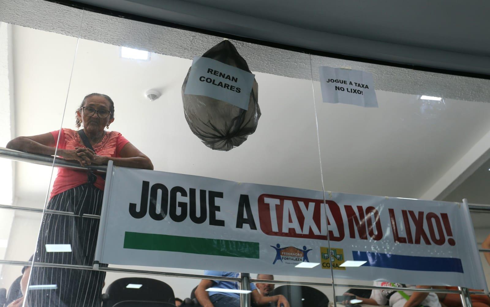 Protesto contra a taxa do lixo na Câmara de Fortaleza