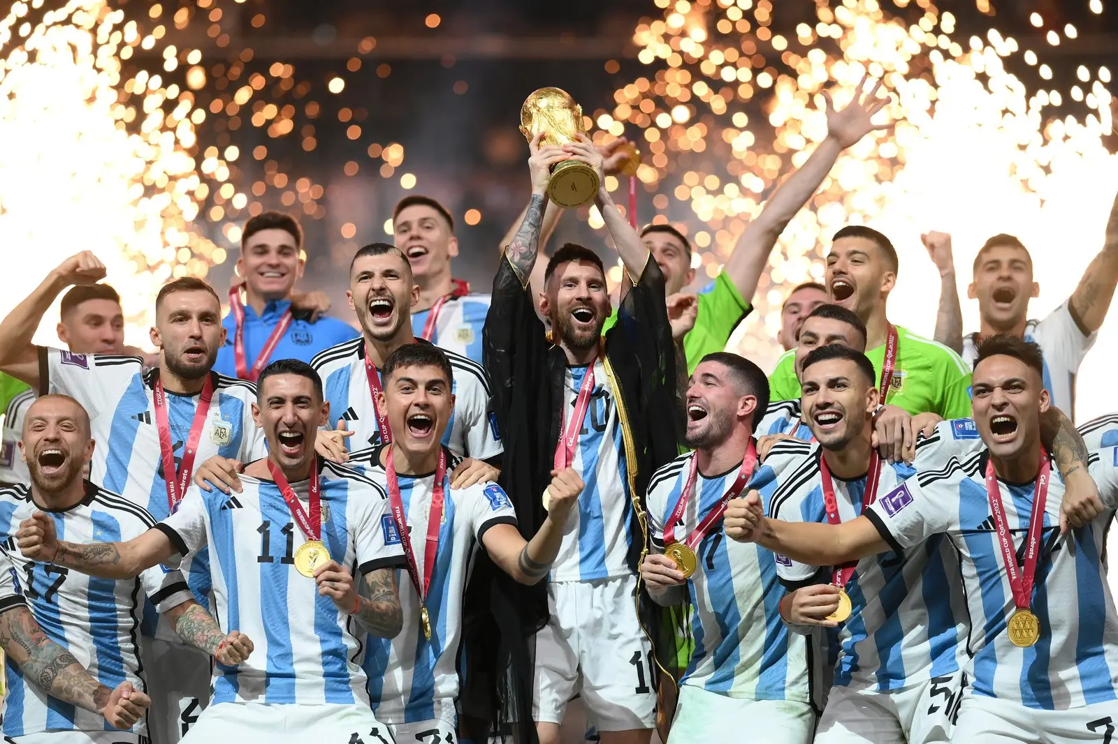 Lionel Messi segura taça de campeão mundial