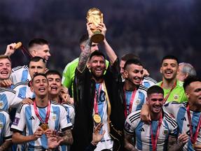 Imagem de Messi, ao lado de seus companheiros de equipe, erguendo a taça da Copa do Mundo