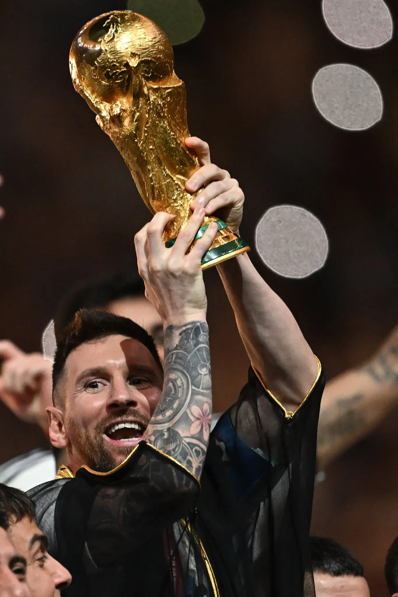 Messi erguendo a taça da Copa do Mundo do Catar