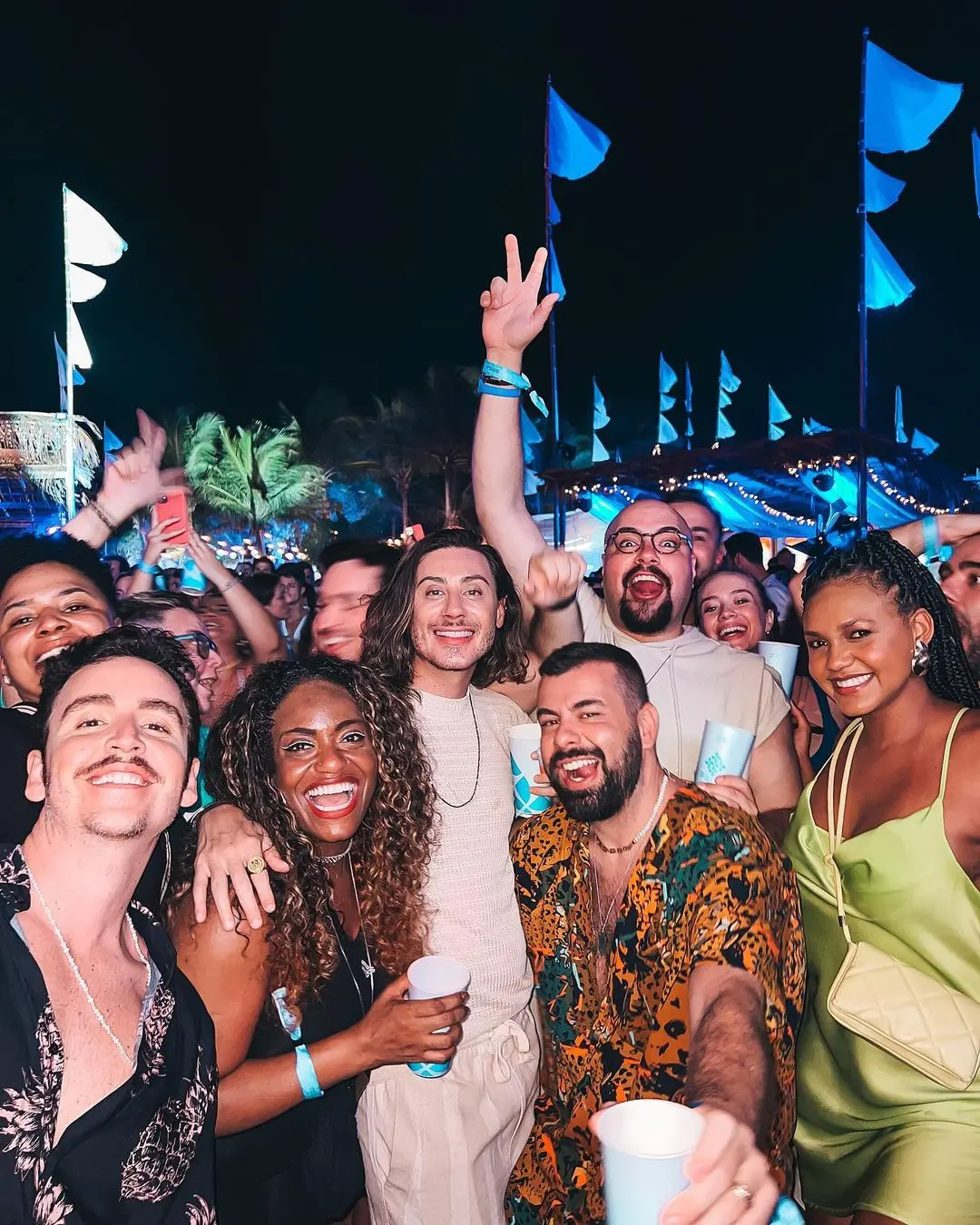 foto mostra vários famosos em festa em jericoacoara
