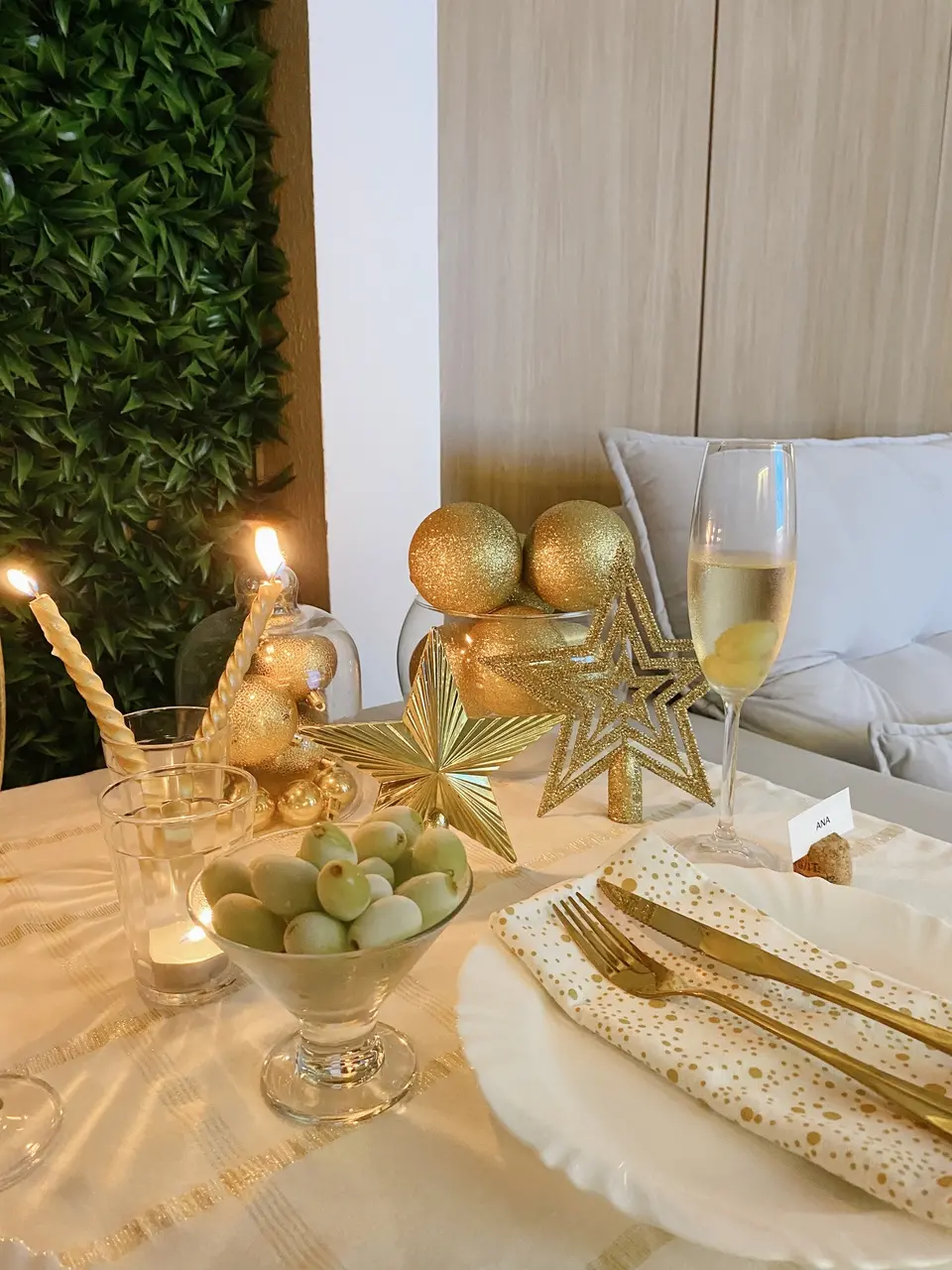 Seguindo a cartela de cores, você pode incorporar elementos festivos na sua decoração