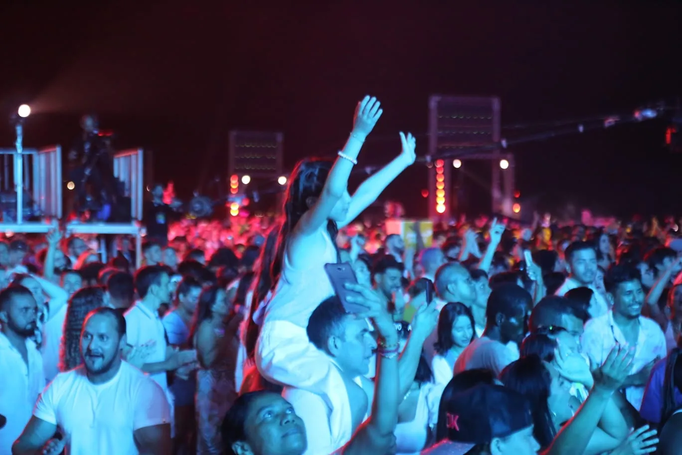 Público aguarda a virada de ano assistindo aos shows na Praia de Iracema