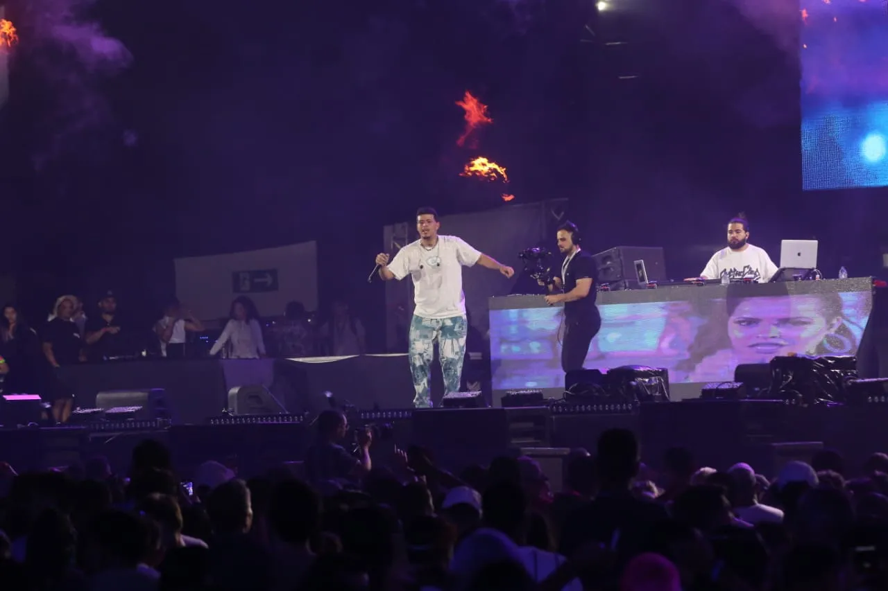 Felipe Amorim leva hits para palco no aterro da Praia de Iracema