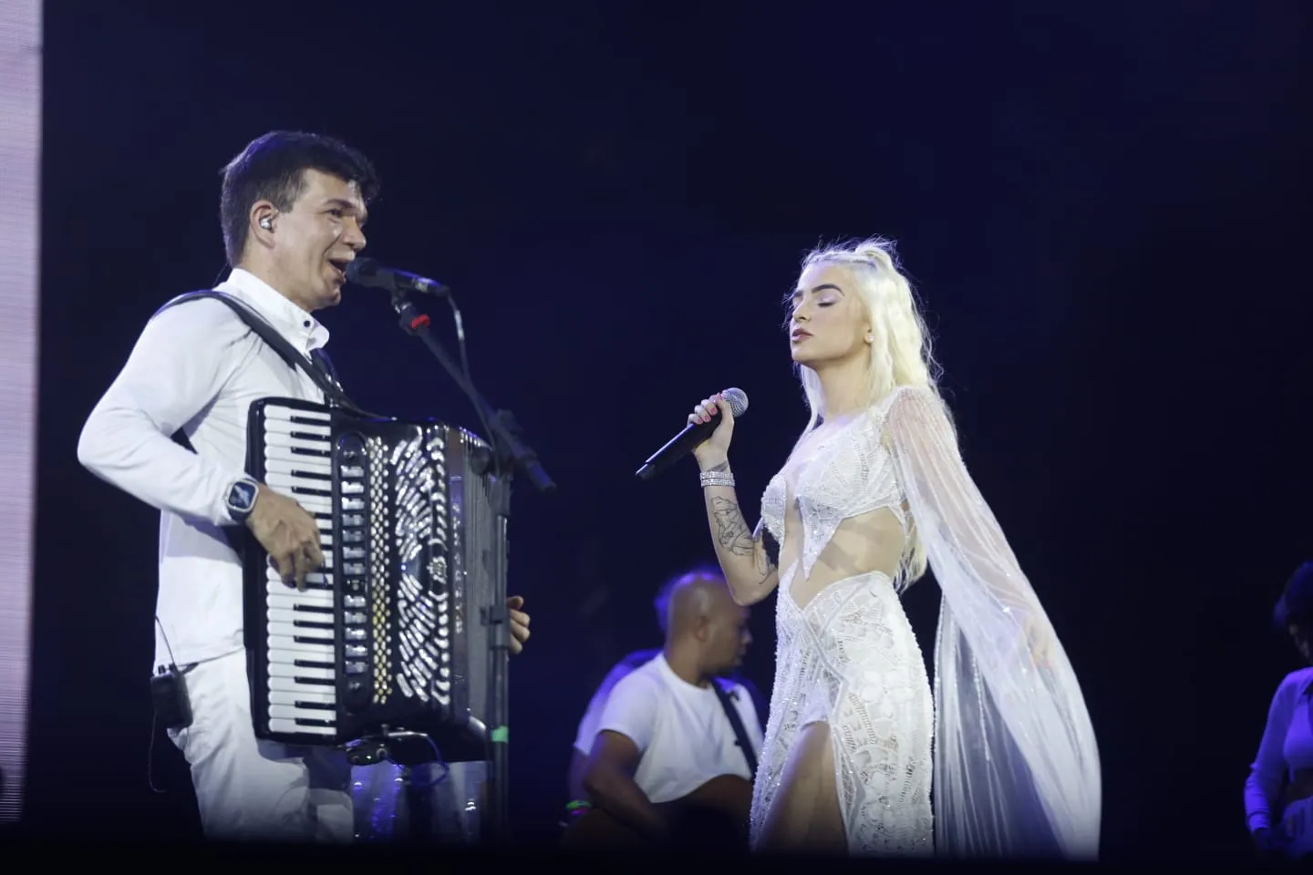 Cearenses Waldonys e Camila Marieta abriram shows do segundo dia do Réveillon 2023