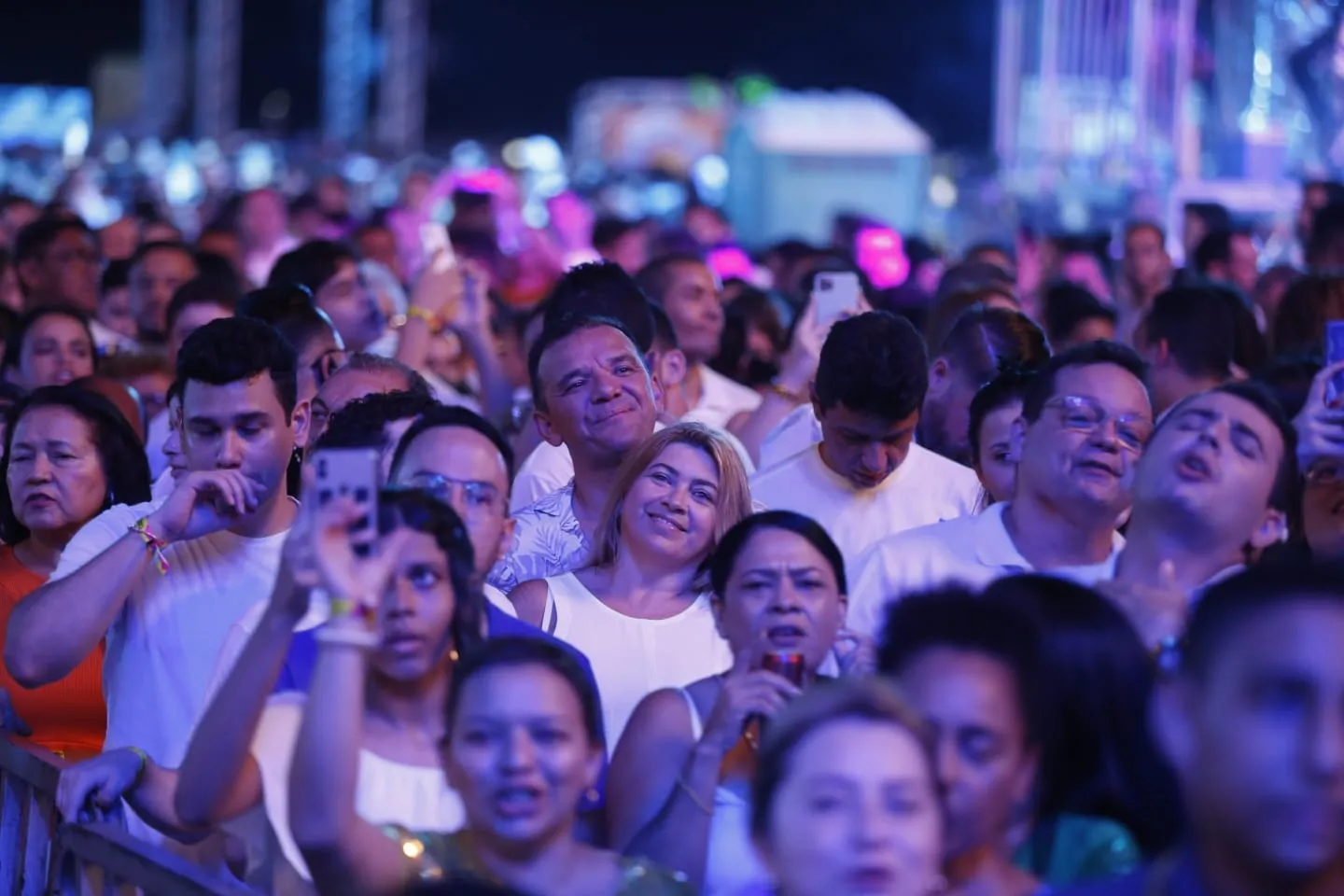 Moradores e turistas curtem shows desde 18h