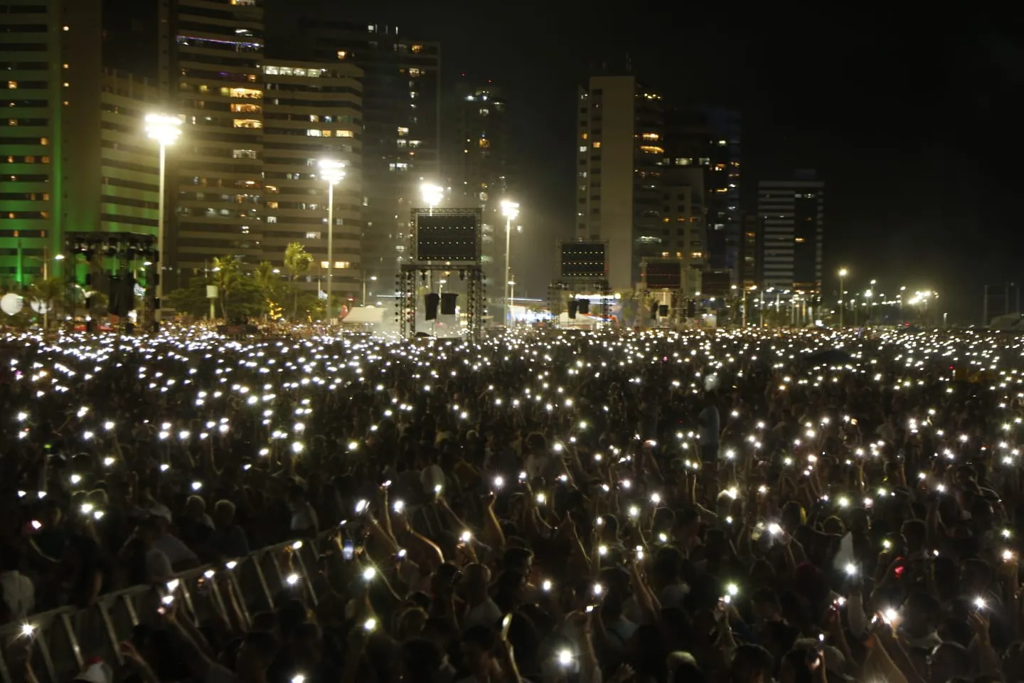 Público aproveita Réveillon 2023 na Praia de Iracema