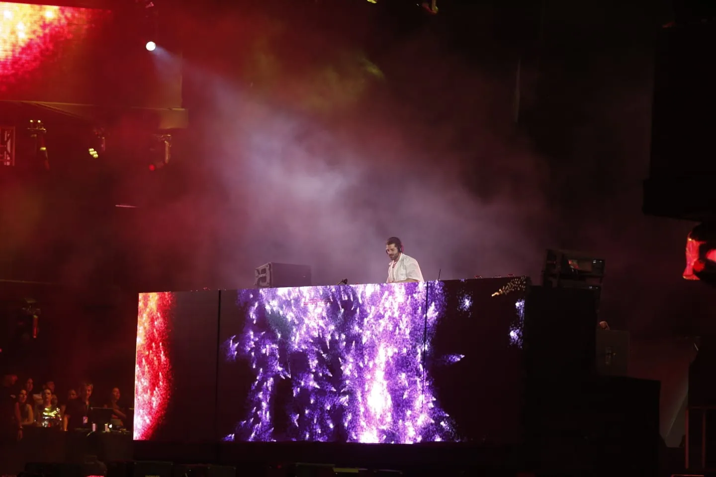 Show de Alok teve jogo de luzes e contagem regressiva para a virada de ano