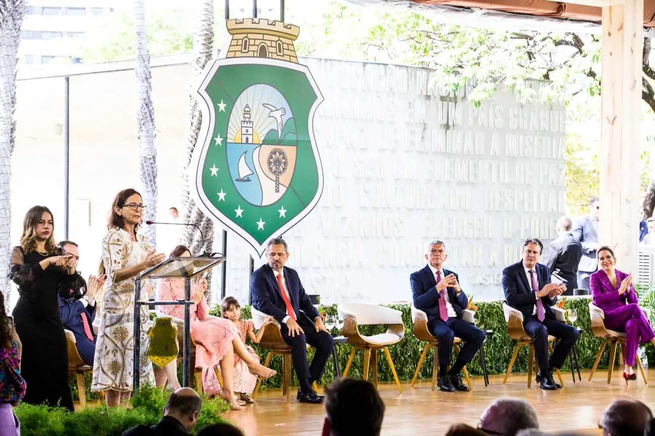 Izolda em discurso no Palácio da Abolição