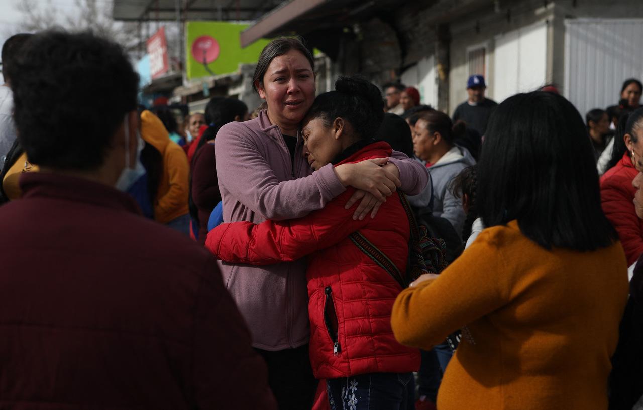 Familiares de detentos choram após ataque em prisão, no México