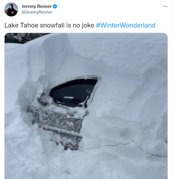 Ator Jeremy Renner compartilha imagem de carro coberto de neve no Twitter