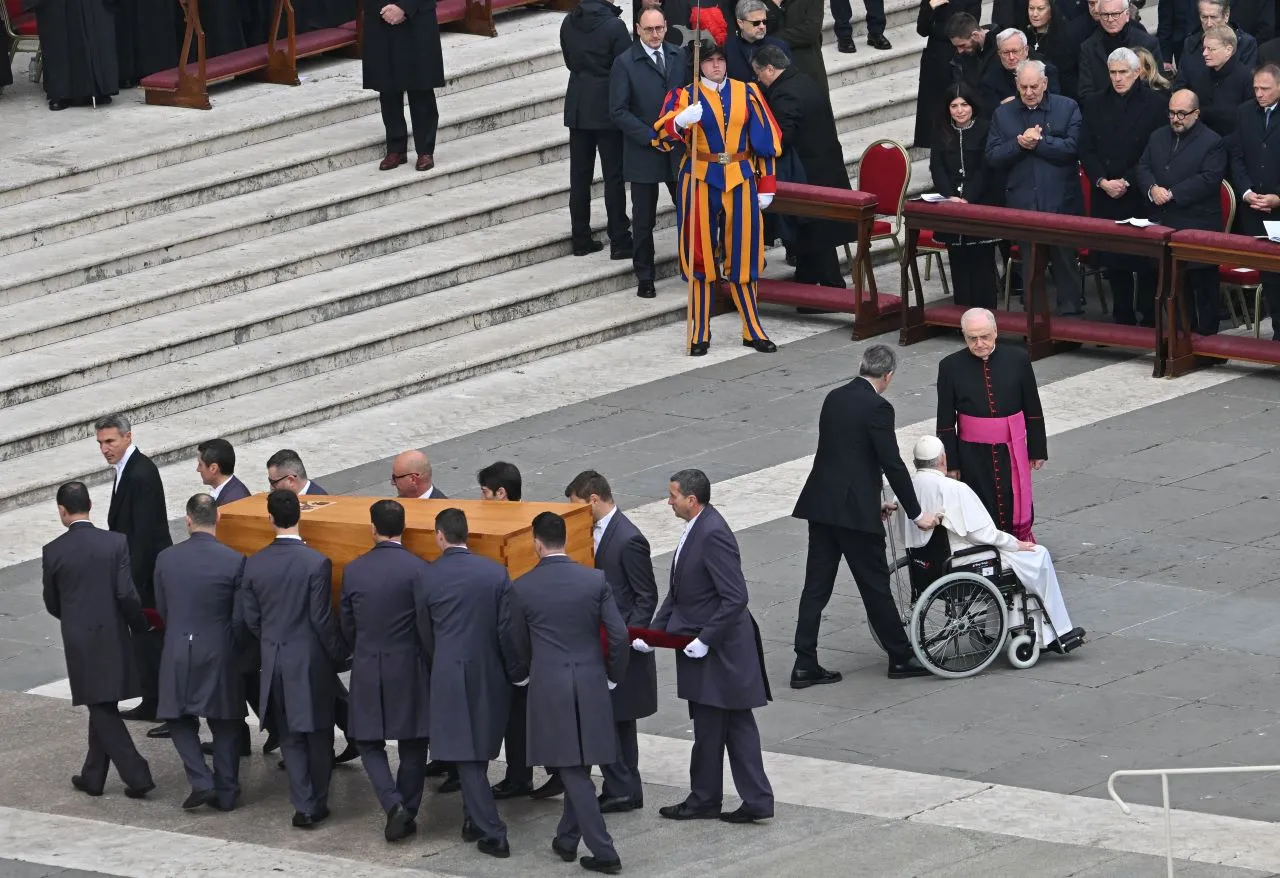 Papa Francisco presidiu a celebração. Ele estava em cadeira de rodas