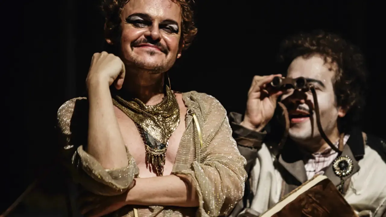 O espetáculo é dirigido por Diego Fortes e embalado por músicas de Caetano Veloso