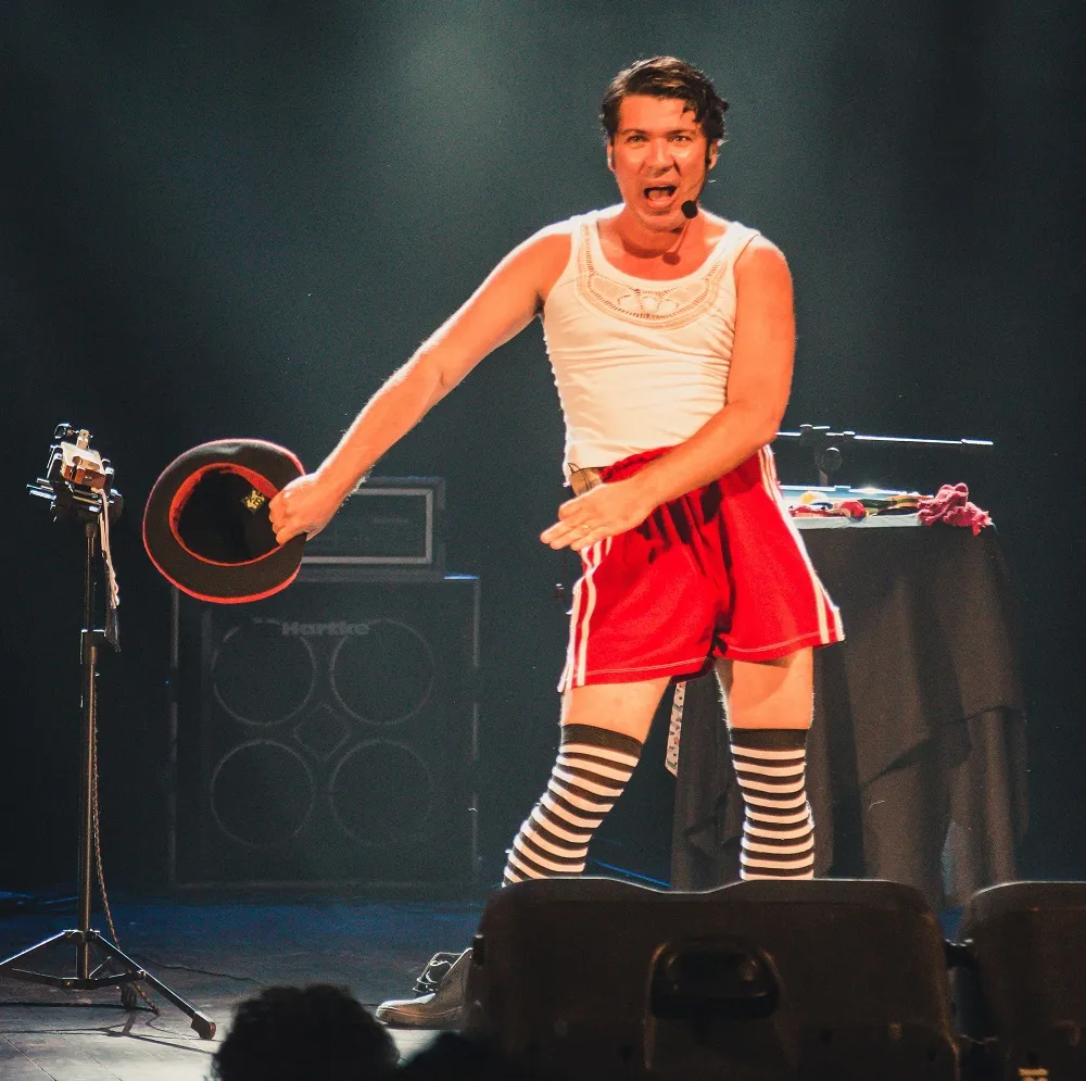Montagem traz personagem excêntrico e compulsivo musical que compõe e grava canções em cena