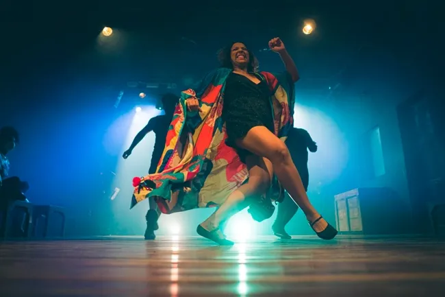 Quatro artistas folheiam o tempo e convidam o público a percorrer um lugar, um ontem, uma vida, um agora, um país, um amanhã