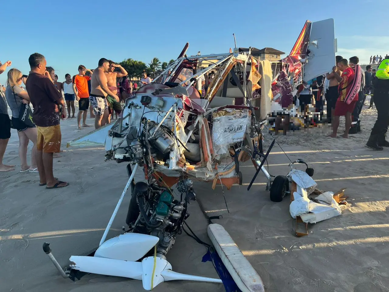 Aeronave destruída após cair no mar de aquiraz