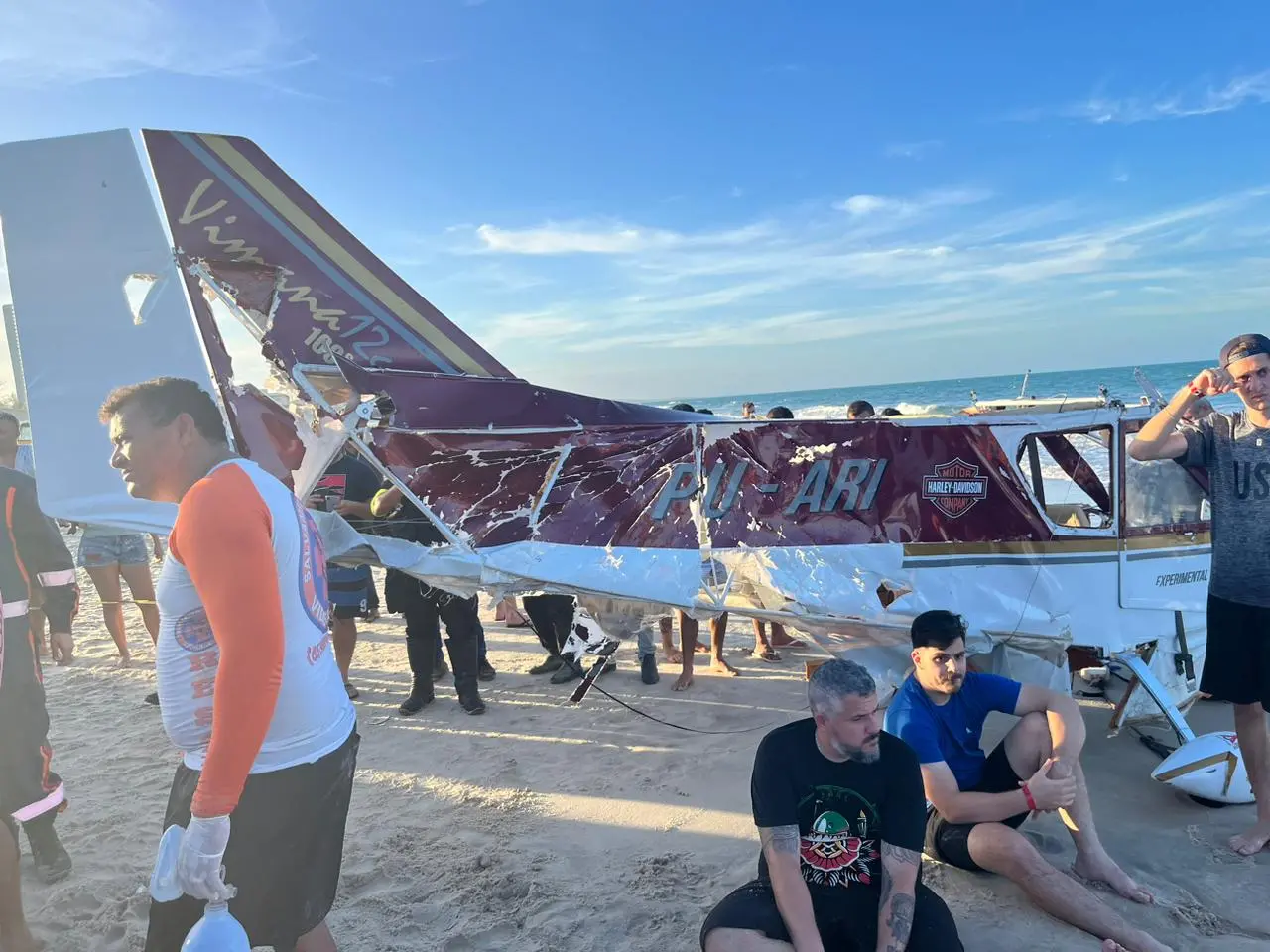 Banhistas próximos a aeronave que caiu em Aquiraz