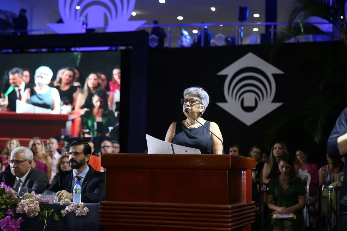 A professora Kátia Patrocínio discursou na colação como representante do Centro de Ciências da Comunicação e Gestão