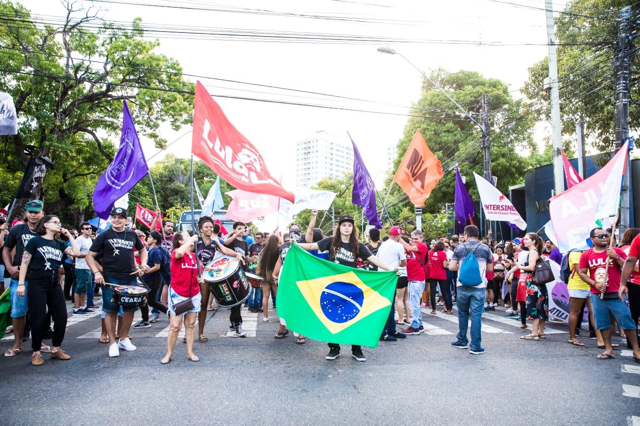 Manifestantes com cartazes em ato pela democracia em Fortaleza