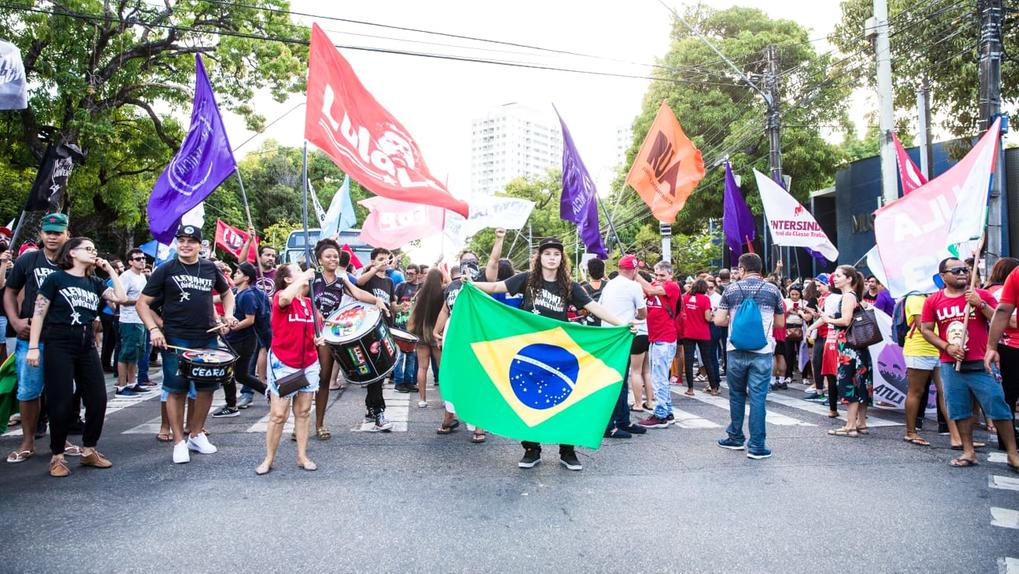 Manifestantes com cartazes em ato pela democracia em Fortaleza