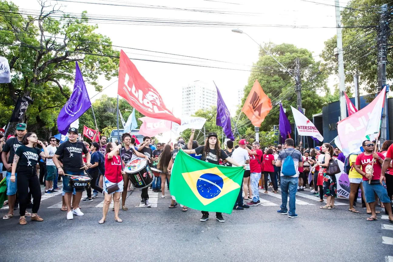Manifestantes com cartazes em ato pela democracia em Fortaleza