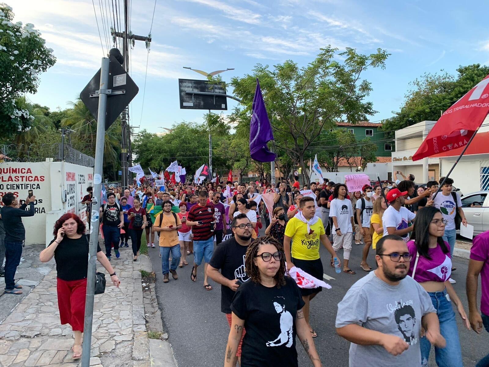 Manifestantes pela democracia marcham nas ruas do bairro Benfica, em Fortaleza
