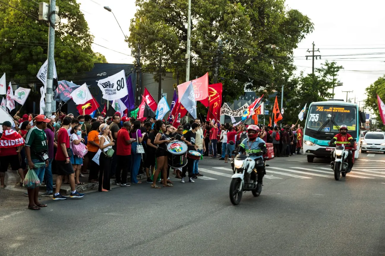Ato no cruzamento das avenidas 13 de Maio e da Universidade, em Fortaleza
