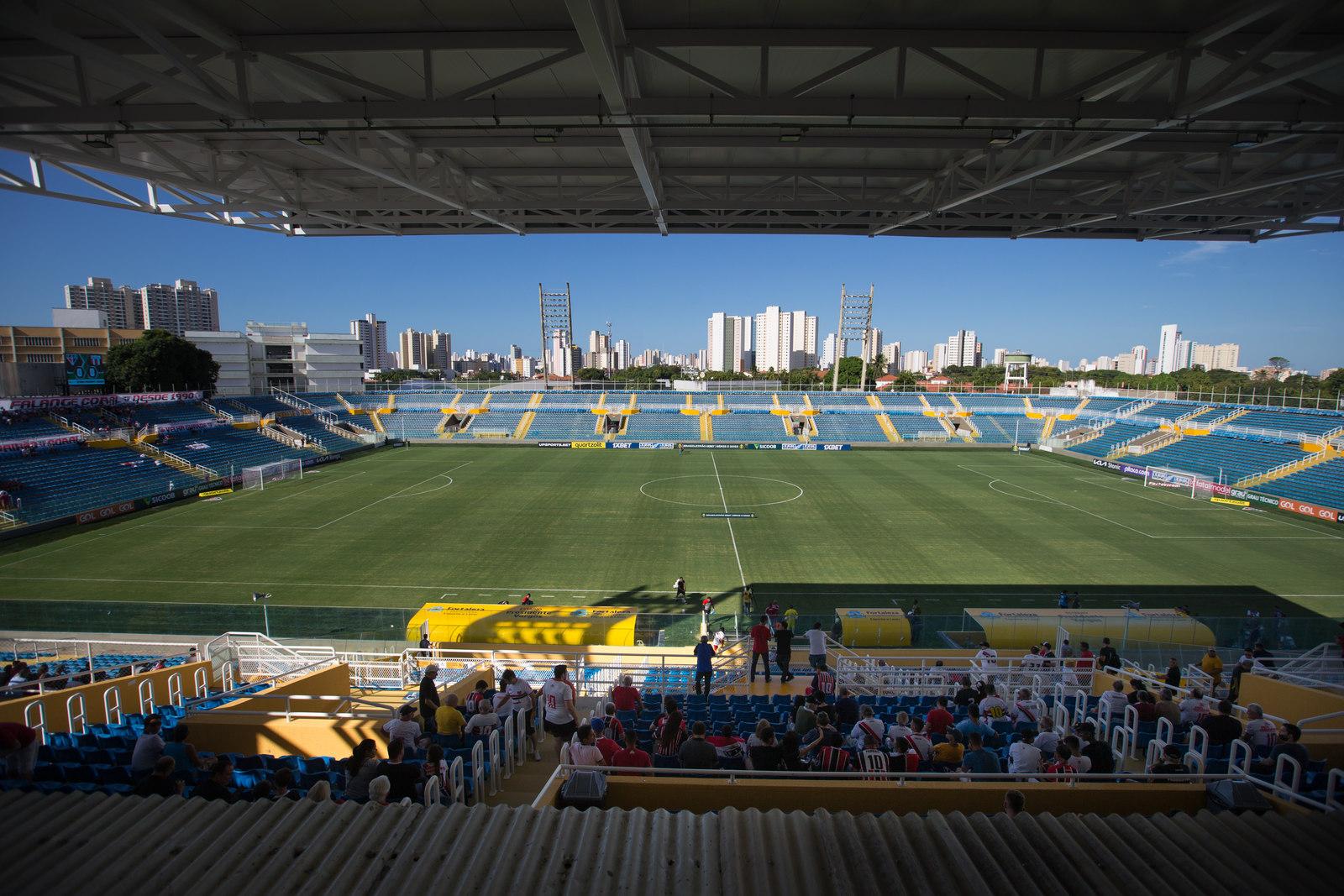 Imagem do PV em vista aérea, com foto no gramado