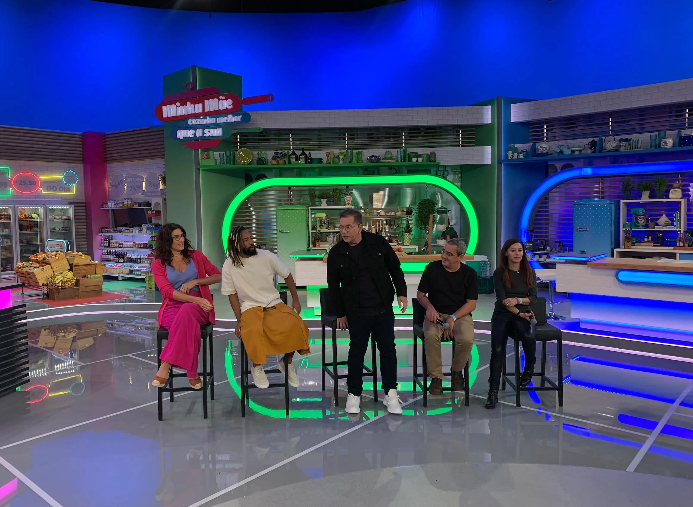 Nos estúdios do programa, Paola cozinhou bolo de maçã para os convidados