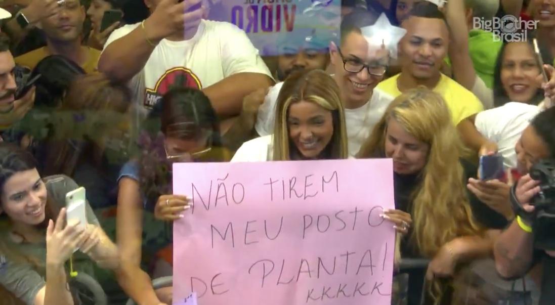 Brunna Gonçalves com cartaz na casa de vidro do BBB 23