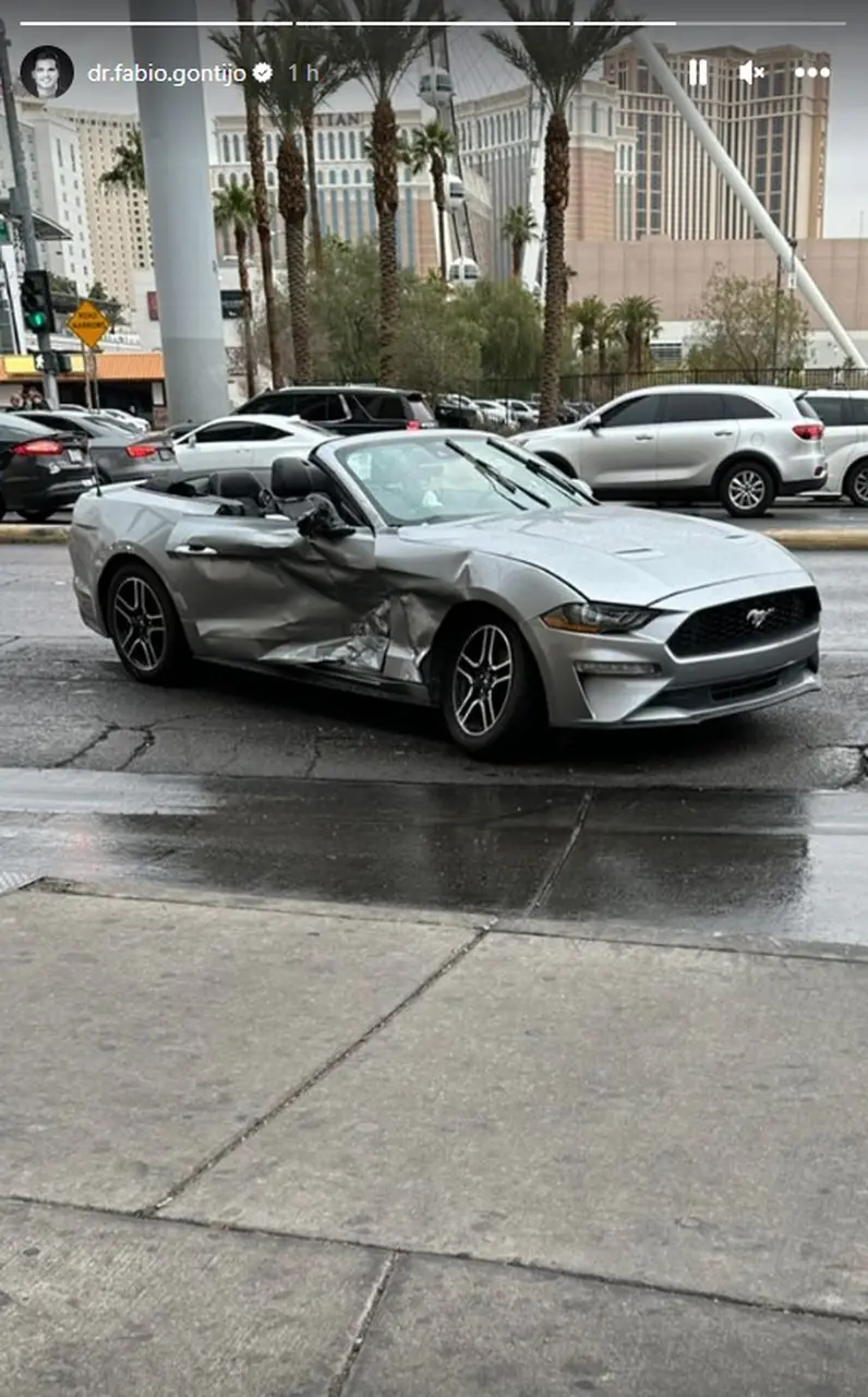 Carro após acidente Jenny Miranda o marido, o médico Fábio Gontijo