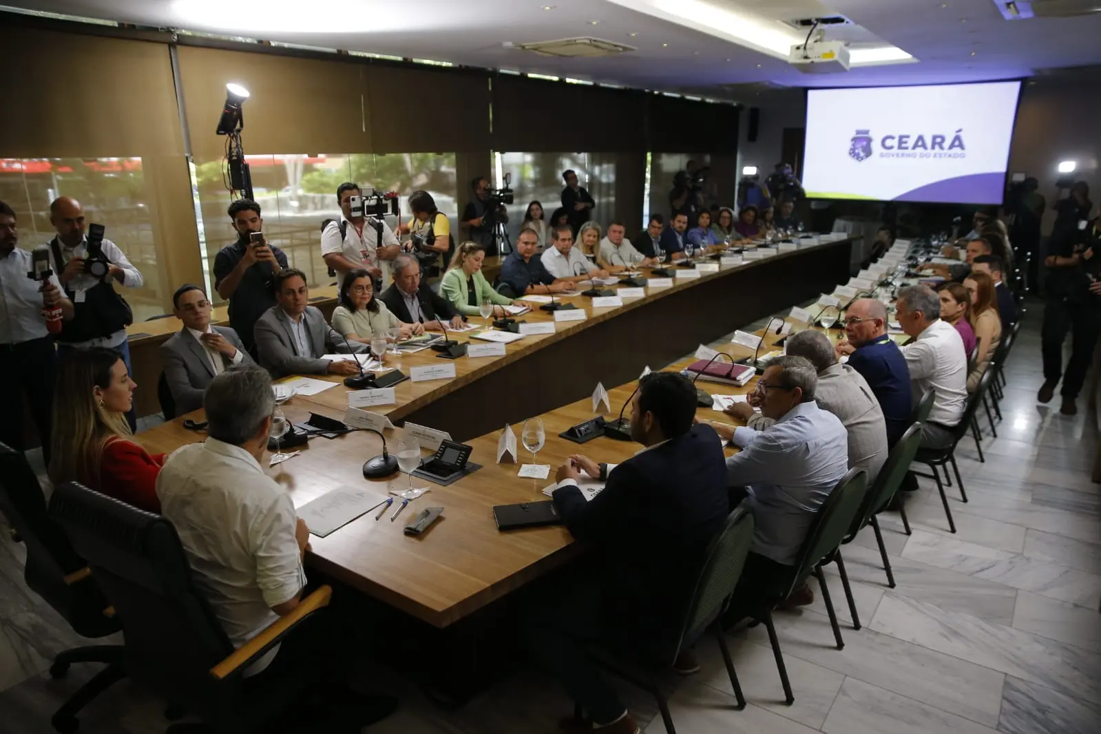 Elmano e secretariado reunidos no Palácio da Abolição
