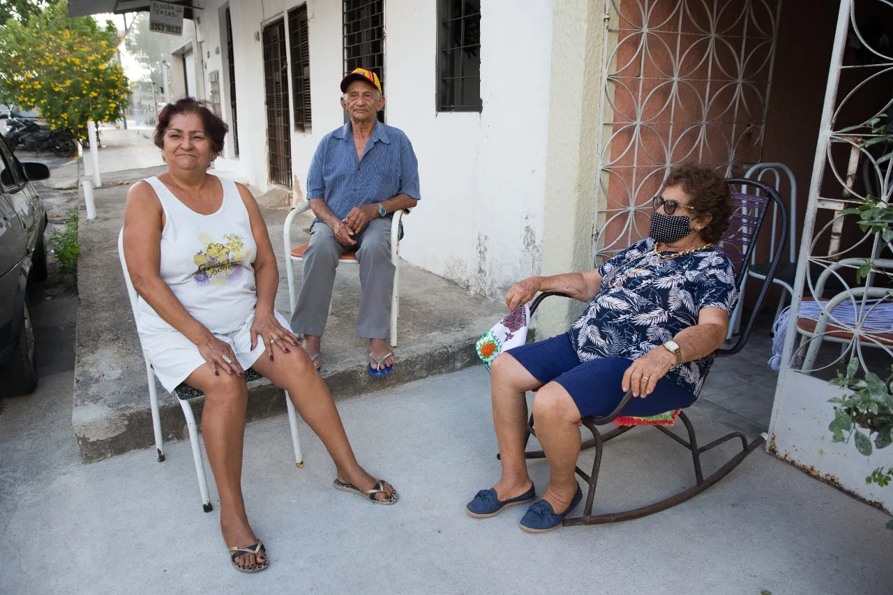 Na Parangaba, dona Antonieta (de máscara) se reúne religiosamente todas as tardes com os amigos para conversar; prosa vai até tarde da noite