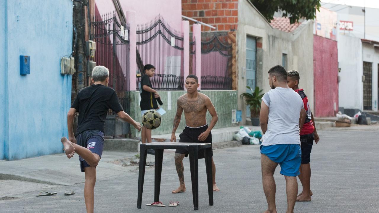 Conversar na calçada, brincar no meio da rua, galego passando: a Fortaleza  com hábitos de interior - Verso - Diário do Nordeste