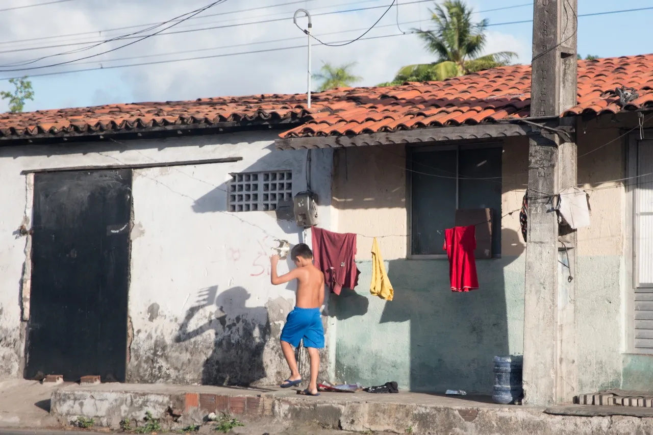 No Siqueira, roupas em varais posicionados na rua: nem parece uma capital, mas é também