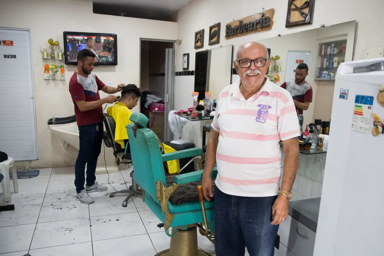 A barbearia do seu Edson Barbosa resguarda toda a aura dos tradicionais estabelecimentos dedicados ao serviço