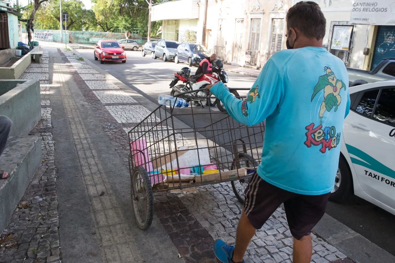 Próximo à barbearia de seu Edson, o galego passa vendendo plásticos e urgências