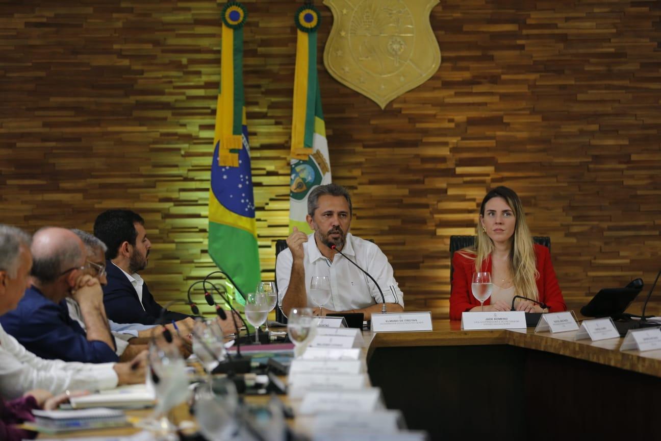 Elmano de Freitas e Jade Romero na primeira reunião com secretariado
