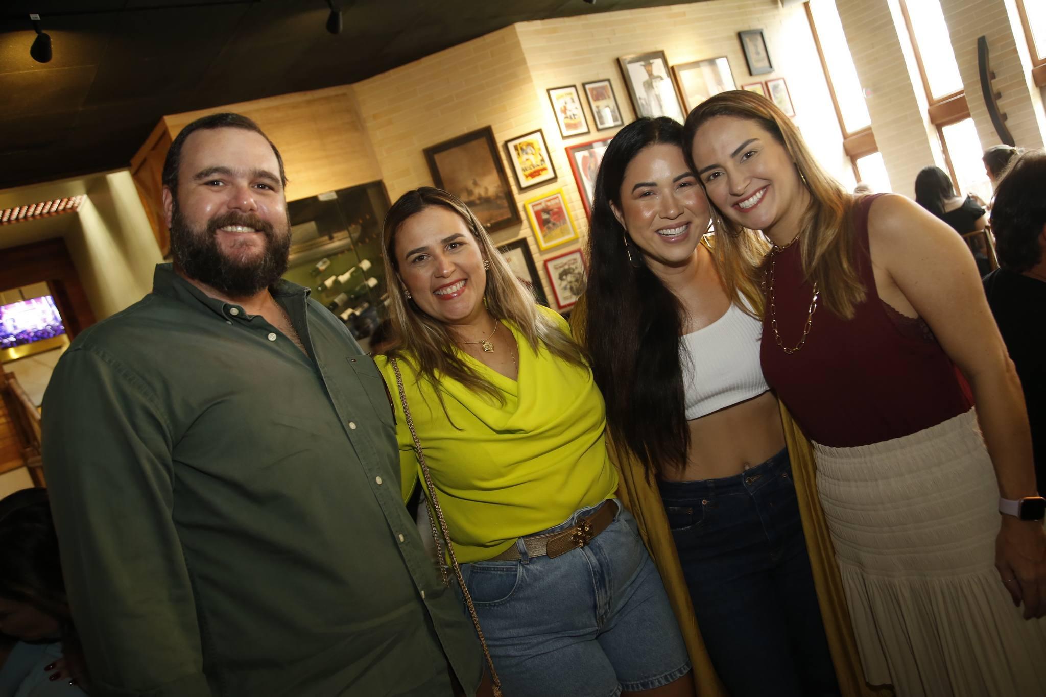 Captei Carol Yamazaki recebe amigos para almo o de anivers rio